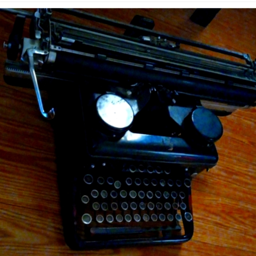 antique 1920s TYPE WRITER MADE IN CANADA